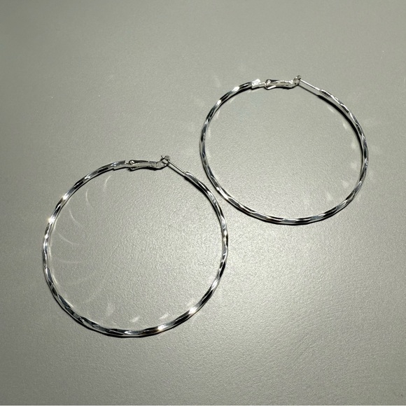 🎁 True to Form 2.5” Faceted Silver Hoop Earrings Hingeback Closure NWT in Box - Picture 5 of 8